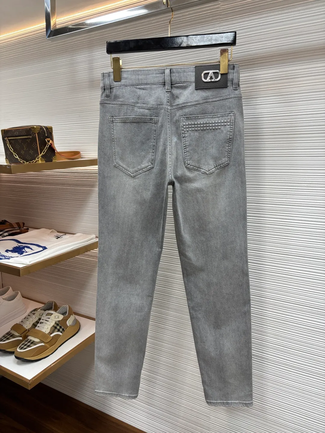 Valentino's latest jeans for spring 2026. Stress-free when entering and exiting the store. Best-selling models at the counter. Shared taste and value. Very comfortable to wear. Low-key yet luxurious. Very classy to wear. Needless to say the trousers style and cut. The upper body is exquisite and vivid. Really first-class and top-quality materials. Really palace-level casual pants, using Turkish cotton. The most famous denim fabric is produced. Quality. After heavy washing, the pants are very soft. Straight-leg version. Not picky, the upper body is absolutely stylish and extremely luxurious! Lb Size：29-38